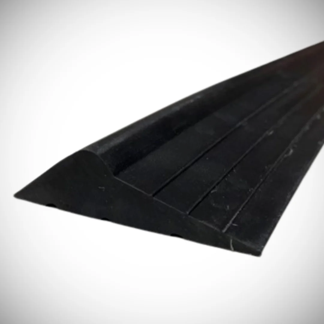 En närbild på en svart gummitröskel till en garageport.