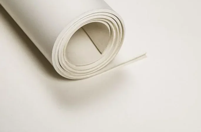 En vit, hoprullad gummiduk mot vit bakgrund.