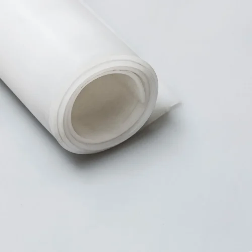 En transparent, hoprullad silikonduk mot vit bakgrund.
