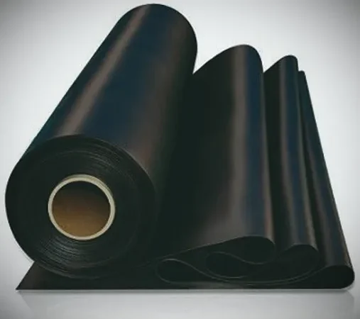 En svart gummiduk på löpmeter mot en vit bakgrund.